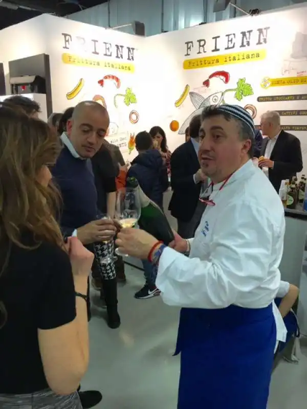 gli chef pasquale torrente e pino cuttaia brindano