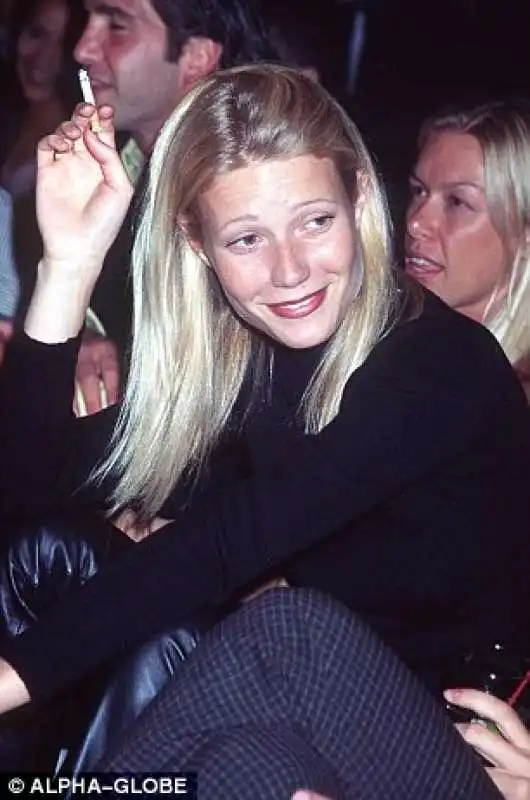 gwyneth non rinuncia alla sigaretta