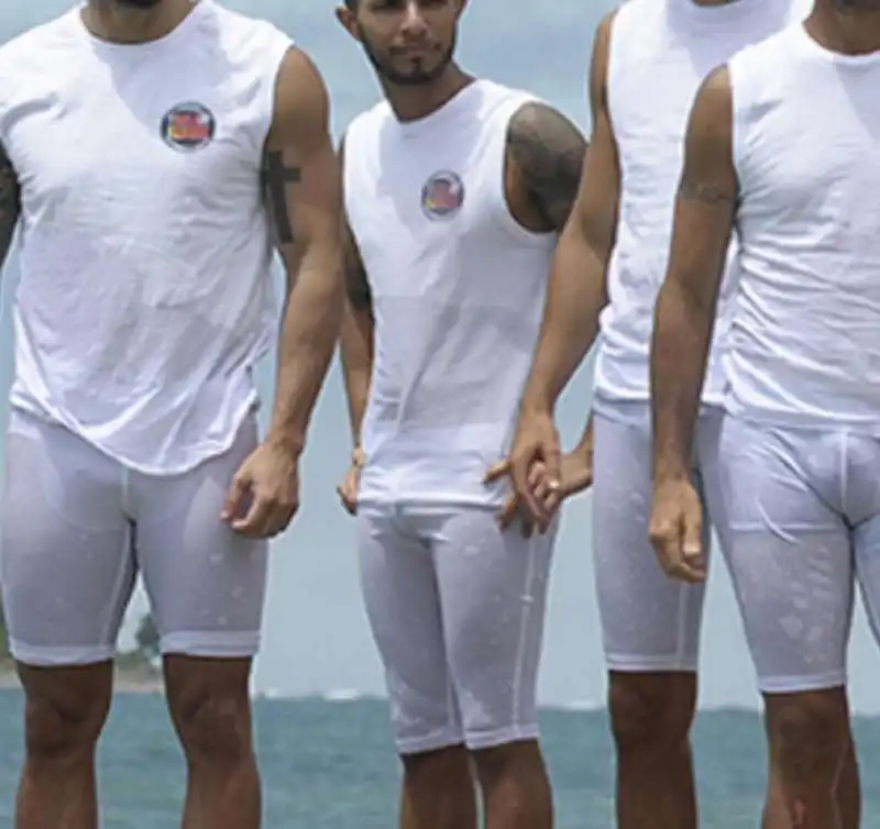 i maschi dell isola con pantalone bianco bagnato per mostrare il pacco  