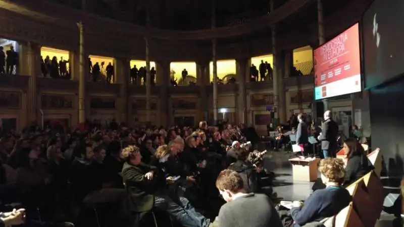 il pubblico che ascolta varoufakis a roma diem25