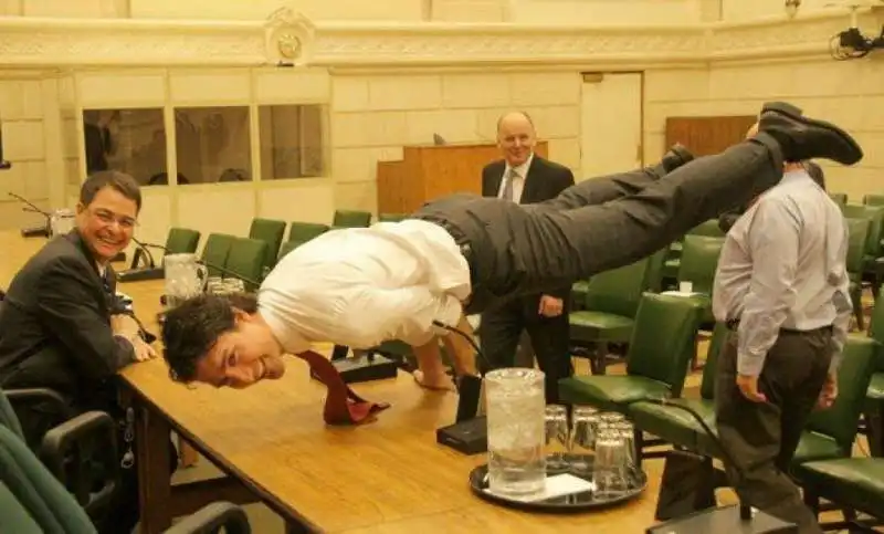 justin trudeau fa yoga all incontro con putin