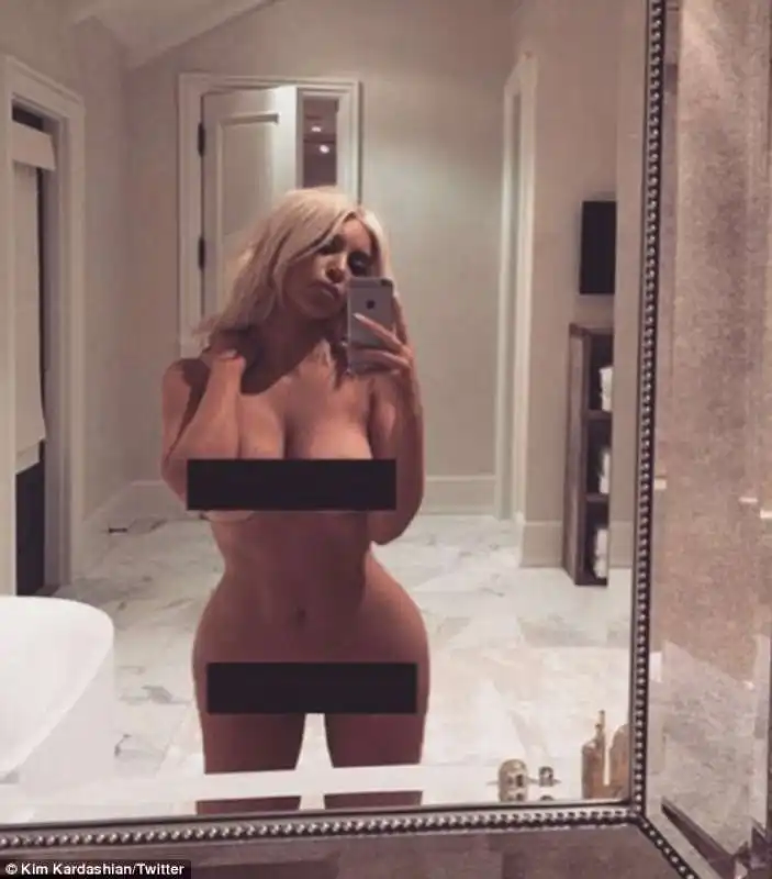 KIM KARDASHIAN  NUDA 