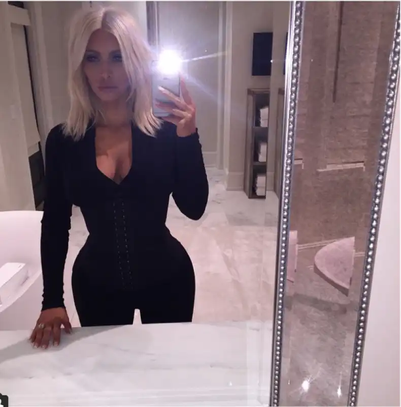 kim  selfie in bagno un anno fa