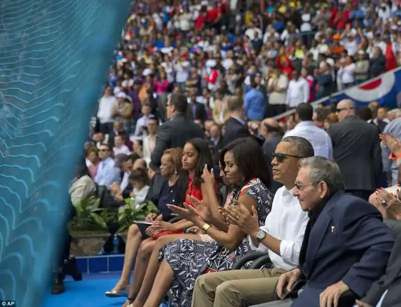 la famiglia obama alla partita di baseball il giorno degli attentati di bruxelles