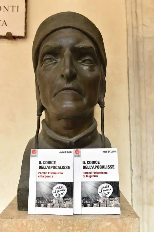 libro sotto il busto di dante alighieri