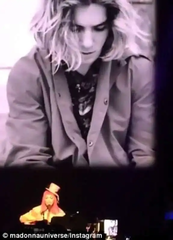 madonna canta con le foto del figlio rocco ritchie