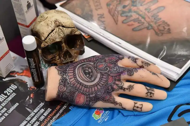 mano tatuata