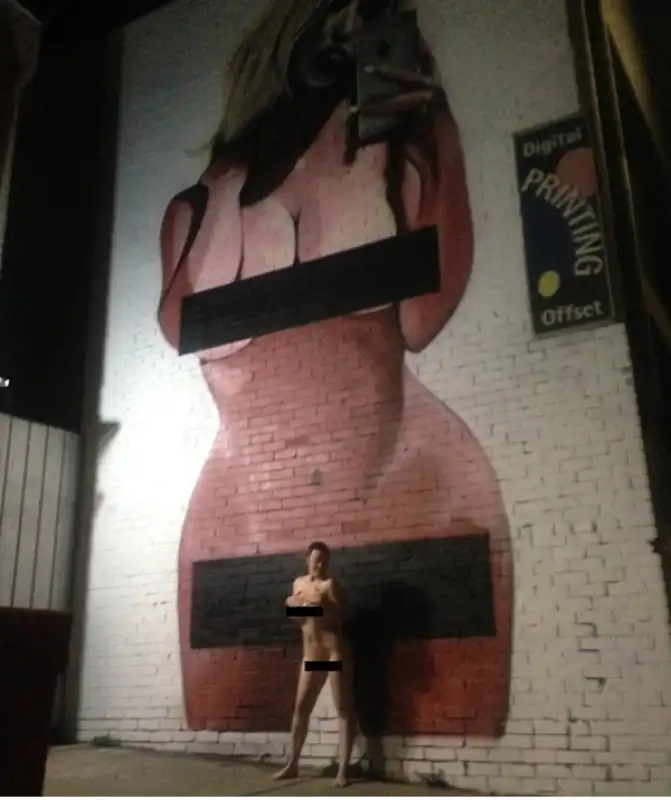 nuda sotto il murale di kim kardashian