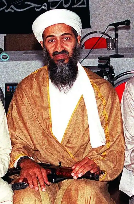 osama bin laden corano e fucile