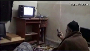 osama bin laden guarda la tv nel suo compound