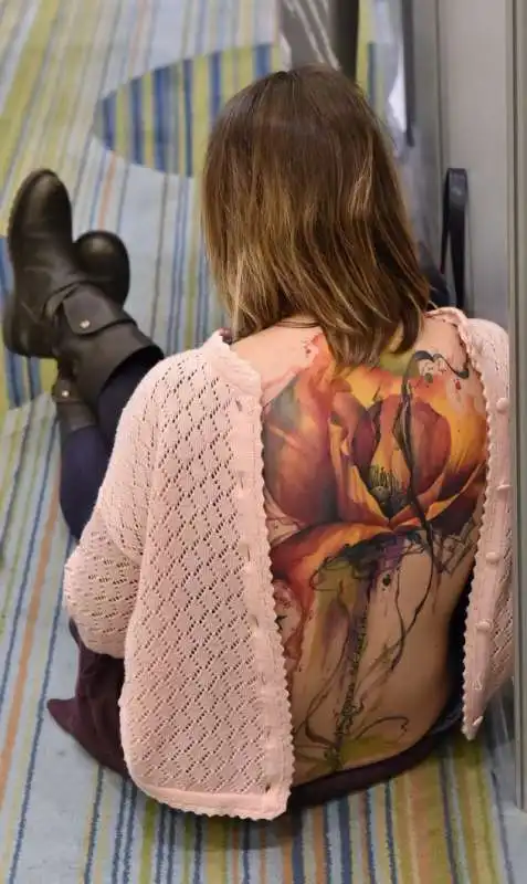 ragazza tatuata a riposo