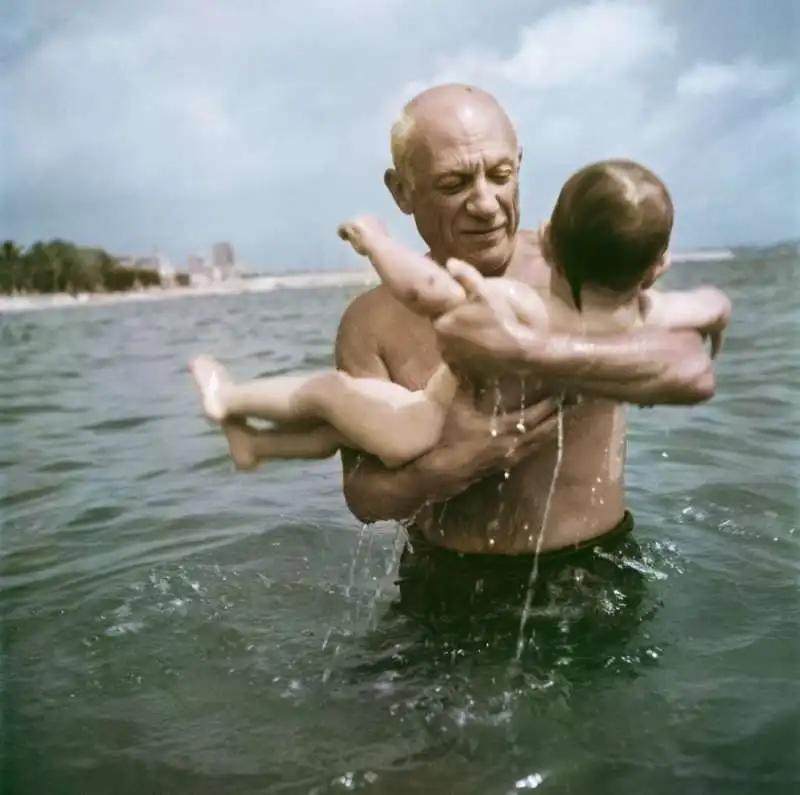 robert  capa picasso con il figlio