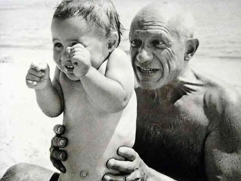 robert capa picasso con il figlio