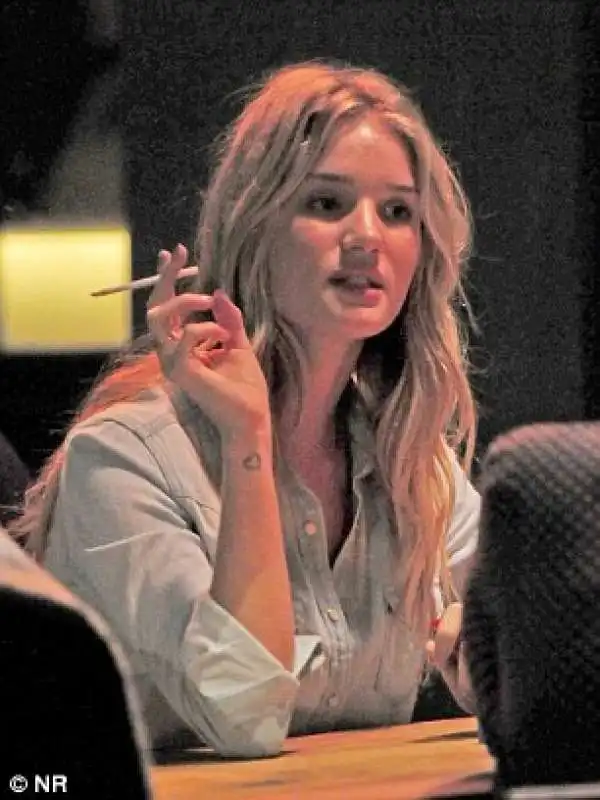 rosie huntington whiteley con sigaretta