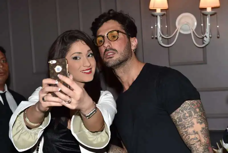 stefania marchionne fa un selfie con corona