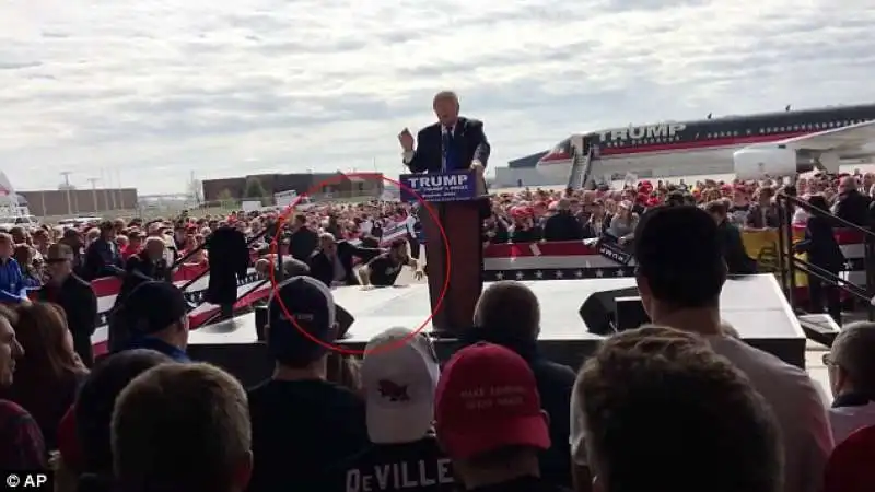 trump uomo sul palco 1