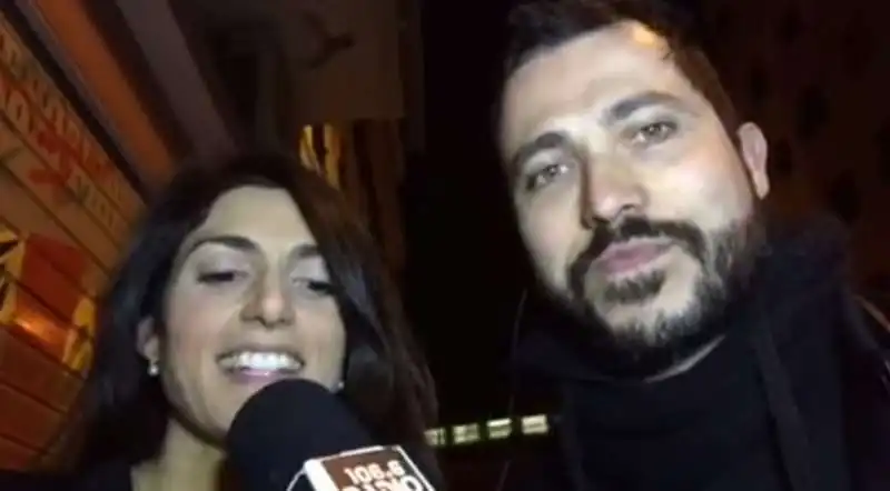 virginia raggi canta al karaoke di radio rock  6