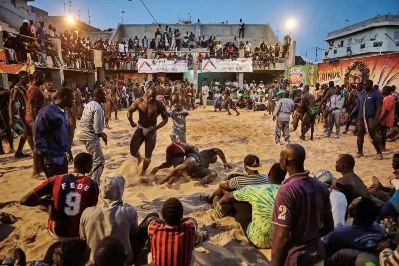 voodoo wrestler nella arena di dakar