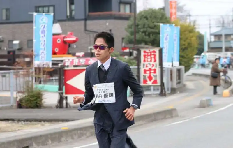 yuki kawauchi  corre in completo e mocassini