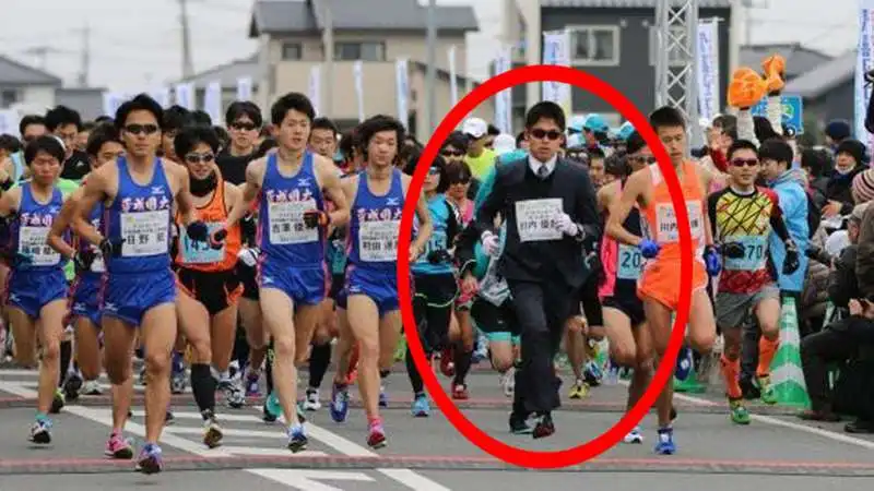 yuki kawauchi corre in completo e mocassini