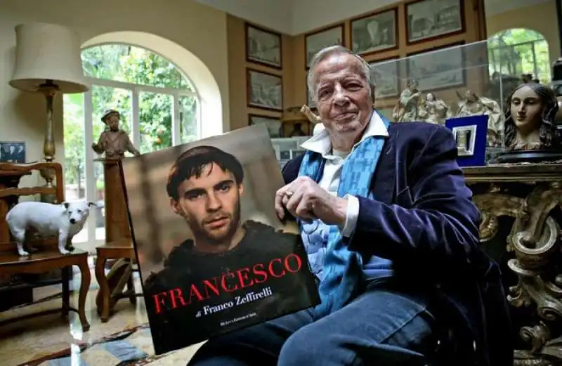 ZEFFIRELLI CON LIBRO SU FRANCESCO