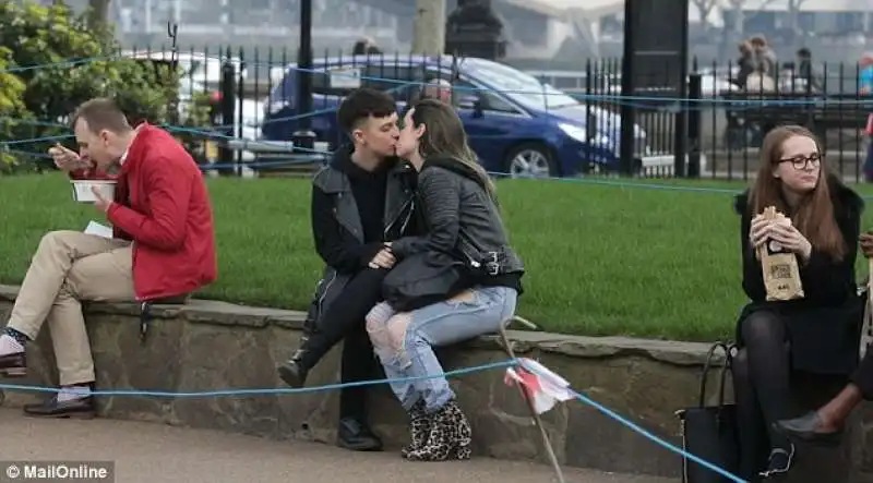 BACIO LESBO IN PUBBLICO