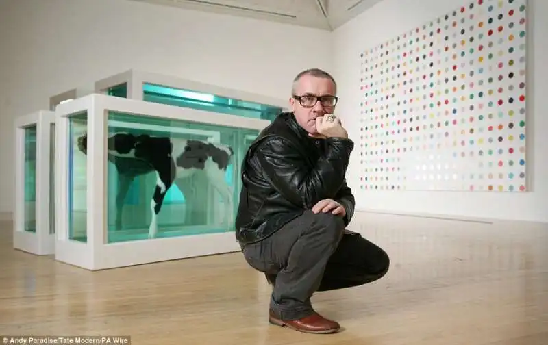 damien hirst con il vitello segato in due