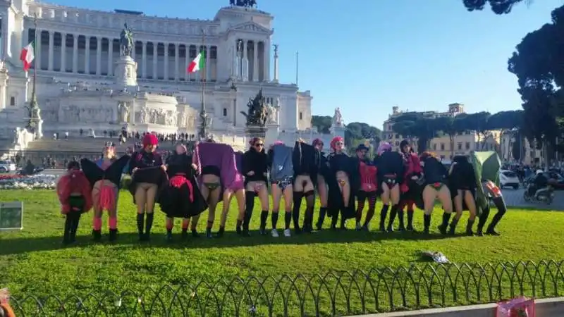 FEMMINISTE SMUTANDATE ALL ALTARE DELLA PATRIA