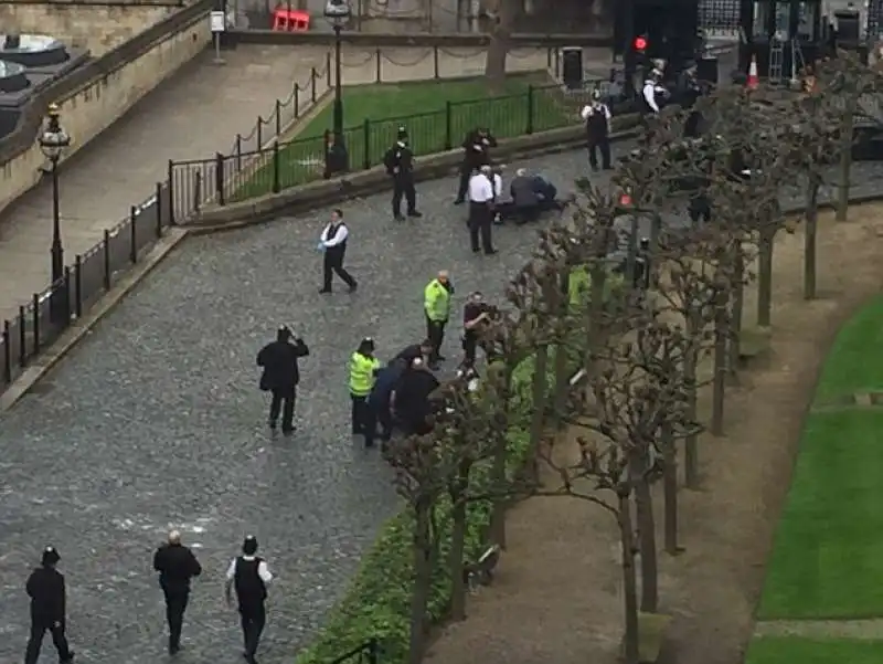 feriti davanti a westminster a londra dopo l attentato