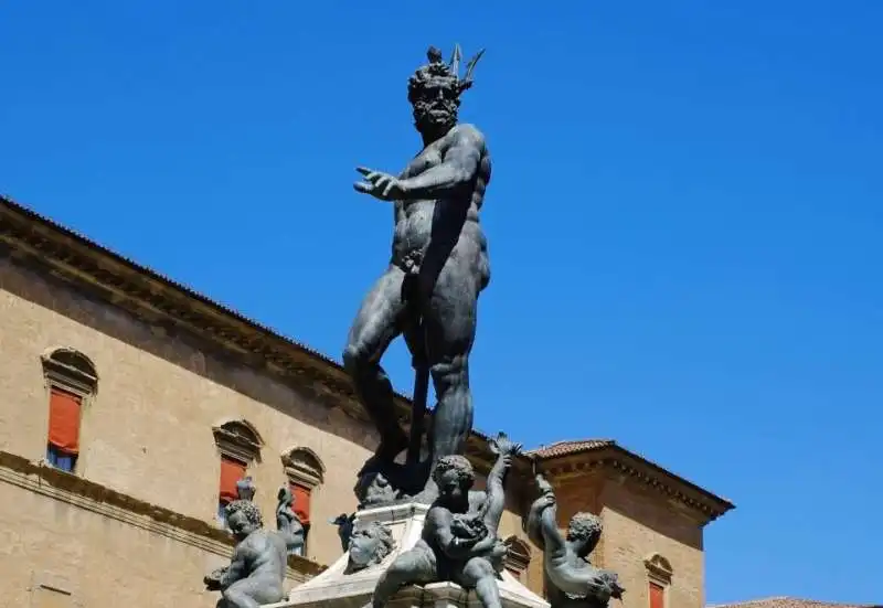  fontana del nettuno a piazza maggiore