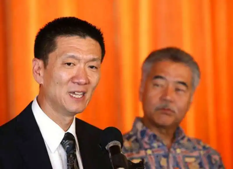 il procuratore generale delle hawaii douglas chin, con il governatore delle hawaii david ige