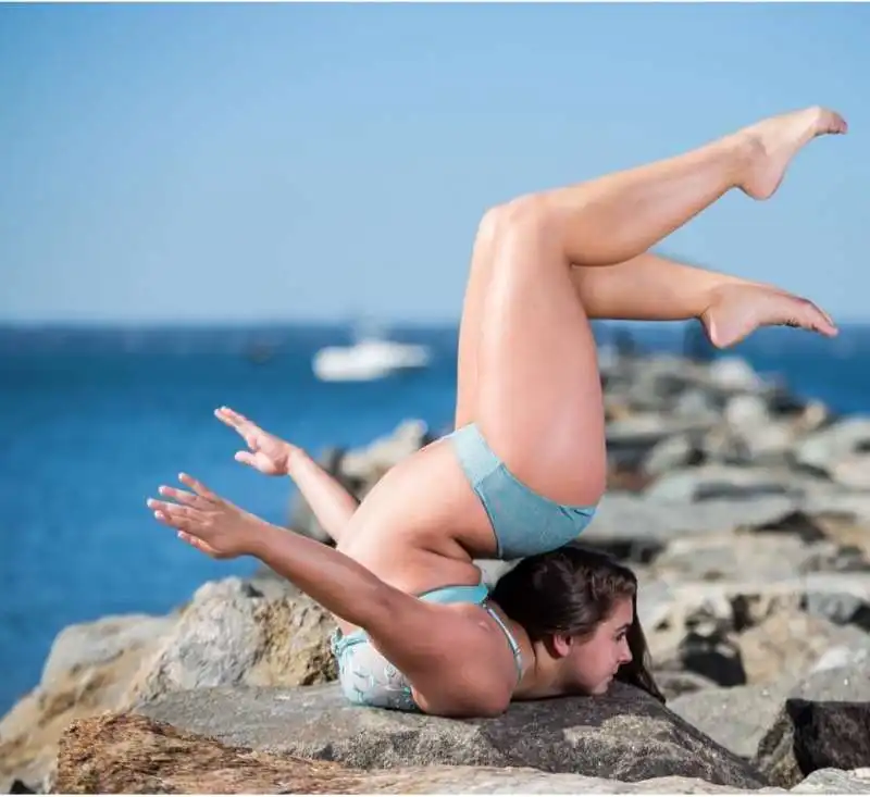 la contorsionista allison schieler in spiaggia