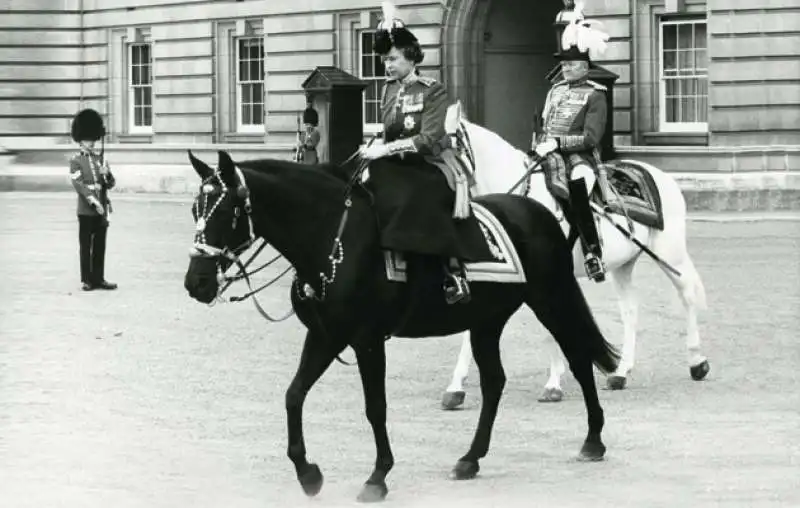 la regina elisabetta a cavallo