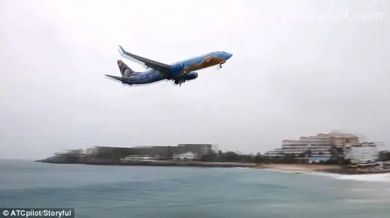 maho beach atterraggio da brividi a saint maarten  1