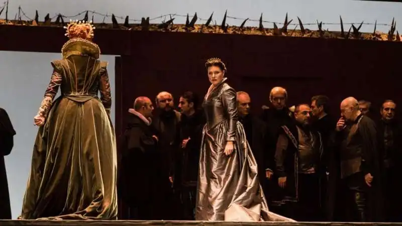 Maria Stuarda_Marina Rebeka (Stuarda) di spalle Carmela Remigio (Elisabetta)  