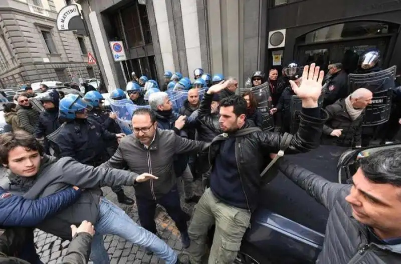 napoli   proteste per la visita di salvini 