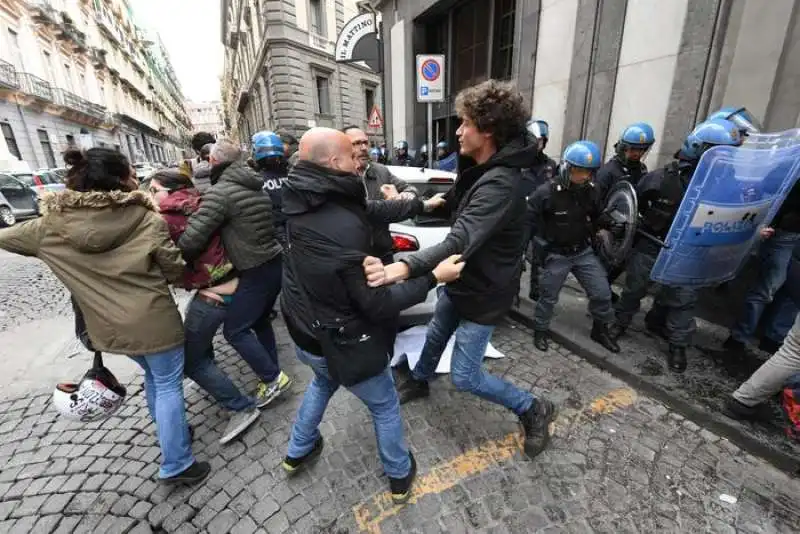 napoli   proteste per la visita di salvini.    