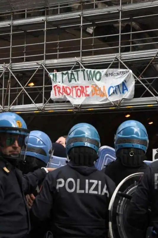 napoli   proteste per la visita di salvini.  