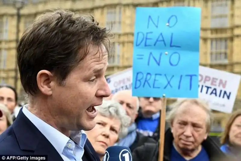 nick clegg protesta davanti al parlamento