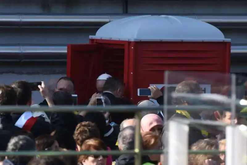 PAPA FRANCESCO MILANO BAGNO CHIMICO