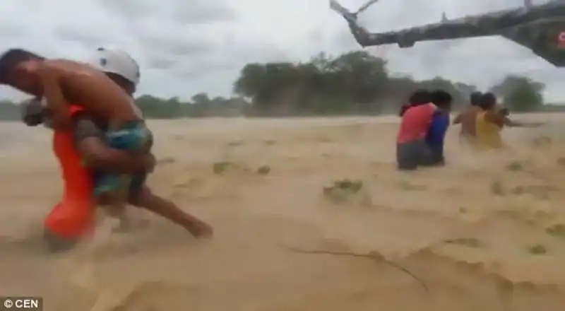 peru   donna riemerge dal fiume di fango  5