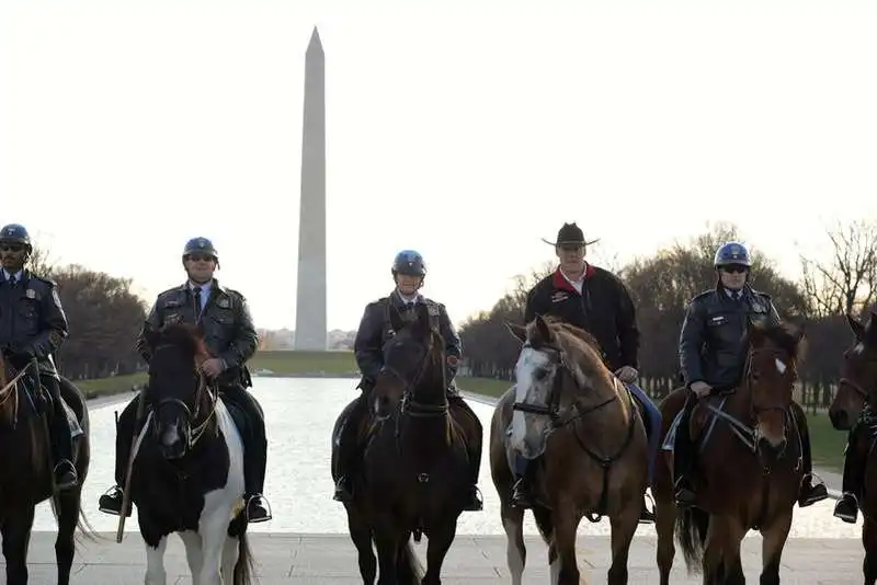 ryan zinke  arriva al dipartimento  dell interno a cavallo