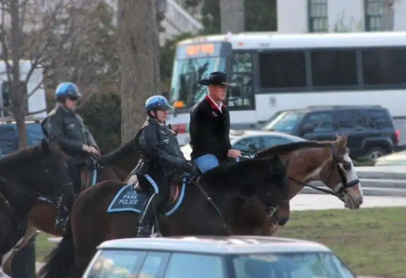 ryan zinke arriva al dipartimento  dell interno a cavallo