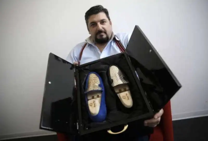 SCARPE IN ORO PER DUBAI