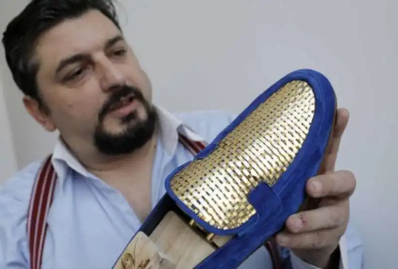 SCARPE IN ORO PER DUBAI