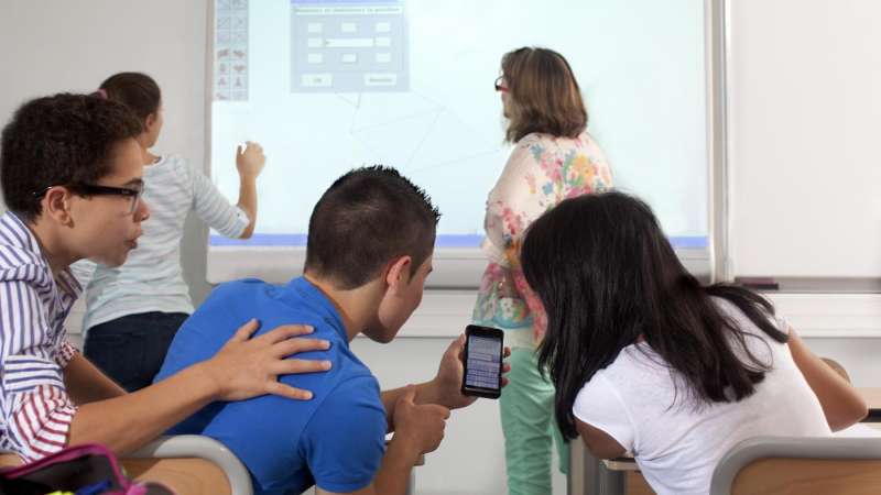 TELEFONO A SCUOLA