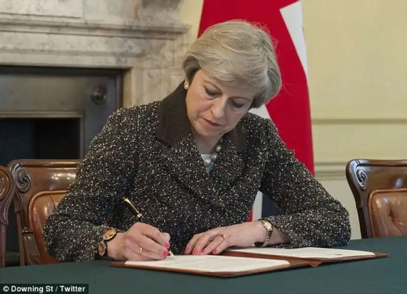 theresa may  firma la richiesta secondo l articolo 50