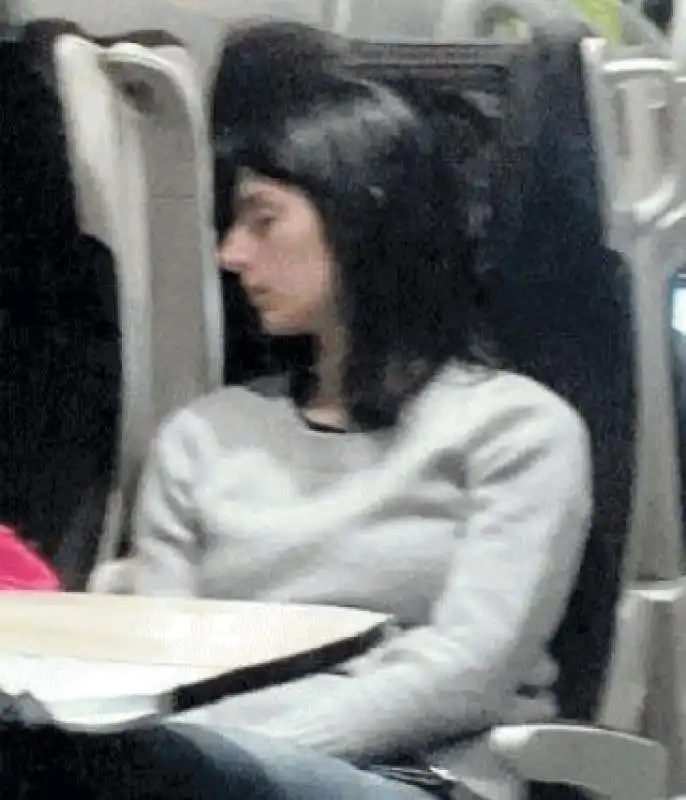 VIRGINIA RAGGI DORME IN TRENO