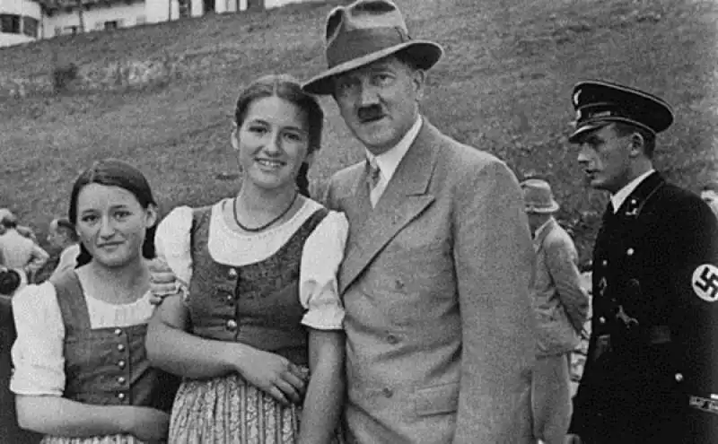 adolf hitler insieme a una visitatrice fuori dal berghof