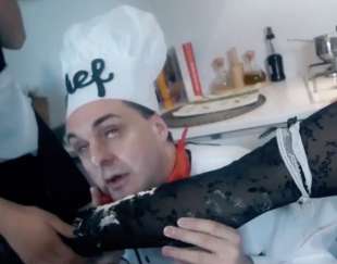 andrea dipre nel video pollo e cocaina 13